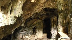 Grad Socerb s čudovitim razgledom na morje in Sveta jama, v kateri je edina podzemna cerkev v Sloveniji