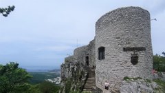 Grad Socerb s čudovitim razgledom na morje in Sveta jama, v kateri je edina podzemna cerkev v Sloveniji