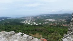 Grad Socerb s čudovitim razgledom na morje in Sveta jama, v kateri je edina podzemna cerkev v Sloveniji