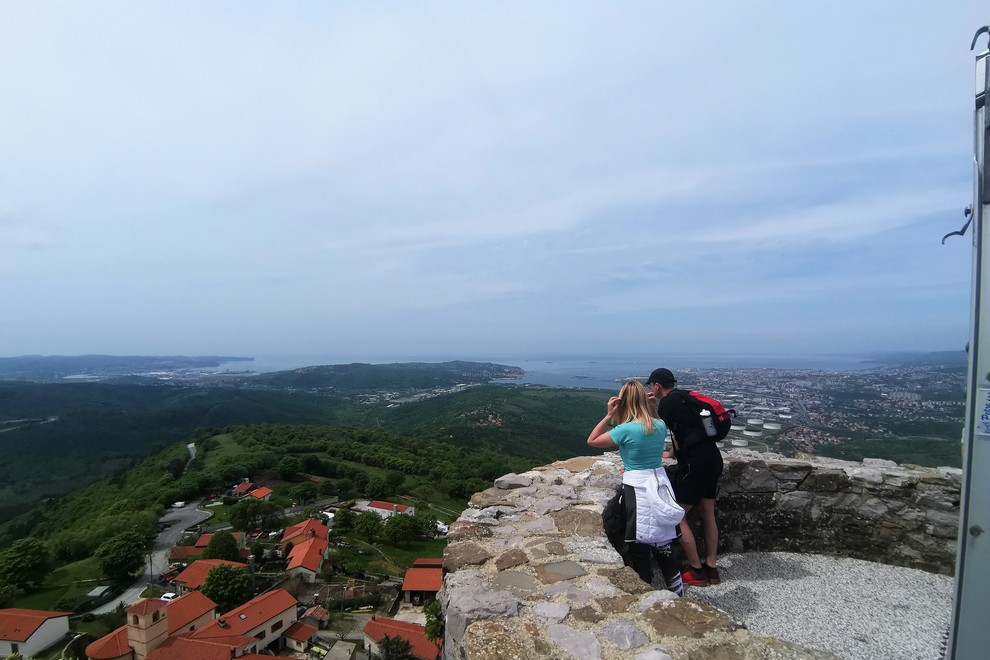 Grad Socerb s čudovitim razgledom na morje in Sveta jama, v kateri je edina podzemna cerkev v Sloveniji