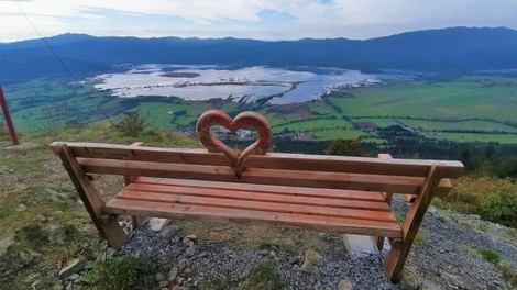 Klopce ljubezni po Sloveniji: ste jih že odkrili? Dodajamo zemljevid in nekaj najbolj priljubljenih!  #klopcaljubezni  #benchoflove