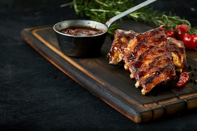 RECEPT: Počasi pečena svinjska rebrca s pečeno sredozemsko zelenjavo ter mlado špinačo z oljčnim oljem in limonovim sokom