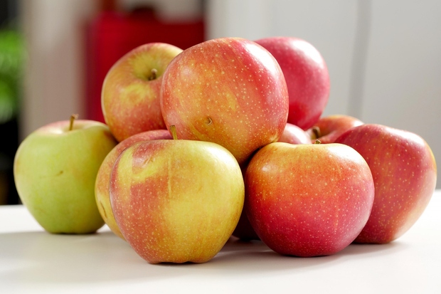 JABOLKA Pravkar utrgano jabolko bo sočno in hrustljavo. Na žalost se bosta okus in tekstura hitro spremenila, če ga pustimo …