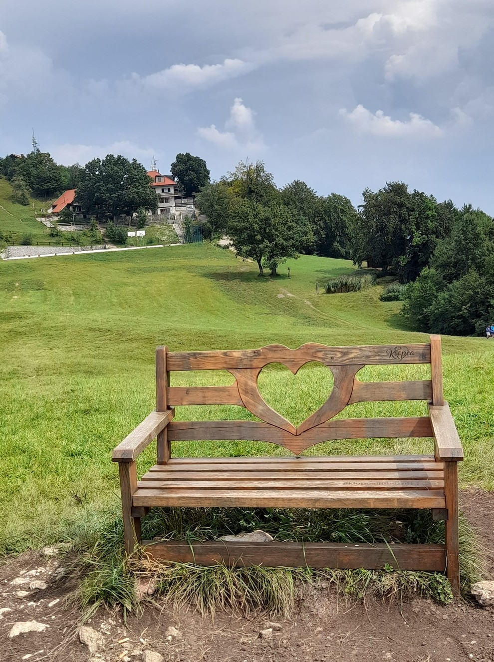 Neznana lokacija Tudi tukaj ne poznamo lokacije, se pa takoj javimo za oddih s pogledom na zeleno barvo, ki sprosti …