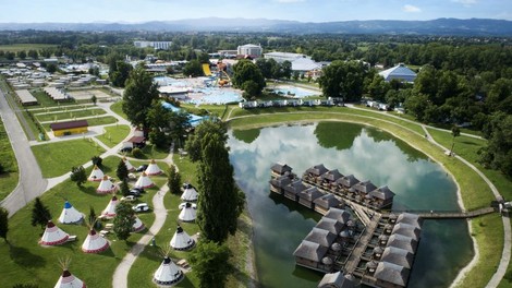 Kateri kampi v Sloveniji imajo 5 zvezdic? Preverili smo, kje se lahko razvajate in ste hkrati obdani z naravo
