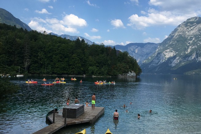 Na Bohinjskem jezeru nove prepovedi: zakaj boste po novem dobili kazen ali opomin?