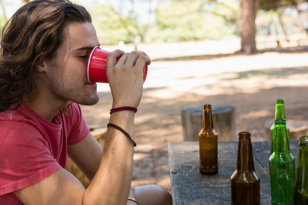 ALKOHOL Neprijeten telesni vonj je lahko pokazatelj prekomernega pitja alkohola. Presežek alkohola, ki ga jetra ne predelajo, se namreč sprošča …