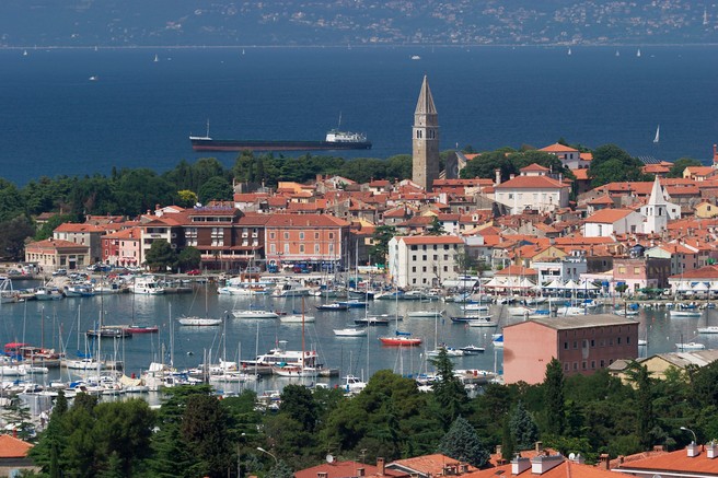 Po Bohinju tudi Izola s kaznimi nad turiste, ki bodo preveč počitniško razpoloženi: kopalke v mestu prepovedane!