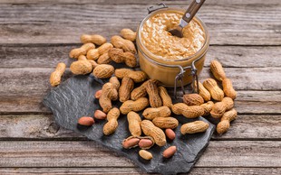 5 razlogov, zakaj v prehrano vključiti arašidovo maslo (in zakaj bi to MORALI storiti)