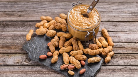 5 razlogov, zakaj v prehrano vključiti arašidovo maslo (in zakaj bi to MORALI storiti)