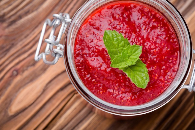 RECEPT: Slastna jagodna marmelada s chia semeni (3 sestavine, brez rafiniranega sladkorja in želatine)