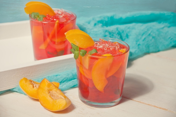 ZELO osvežilen poletni napitek! Iced Peach Green Tea Lemonade Recept za 4 porcije … SESTAVINE: ● 3 breskve – narežite …