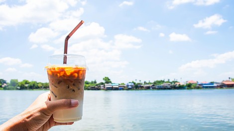 4 slastne poletne pijače iz Starbucksa, ki vas bodo prijetno ohladile – in mi IMAMO RECEPTE, kako jih pripravite sami DOMA!