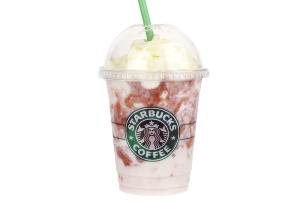 Potem dobite TA slasten napitek, ki mu pravijo Starbucks strawberry funnel cake frappuccino (in si ga bomo privoščili le OBČASNO! …