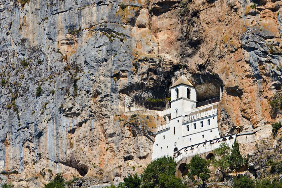 Samostan Ostrog, Črna gora Ostrog se nahaja vklesan v skoraj previsno steno visoko na gori Ostroška greda v bližini mesta …