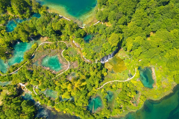 Plitviška jezera, Lika, Hrvaška Narodni park Plitviška jezera, ki velja za najlepšega v Evropi, se razprostira med bukovimi gozdovi in …