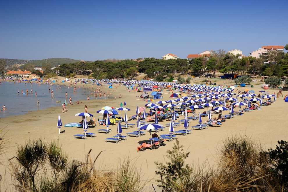 Rajska plaža Lopar, otok Rab, Hrvaška 2 kilometra dolga Rajska plaža je obdana z borovim gozdom in se nahaja na …