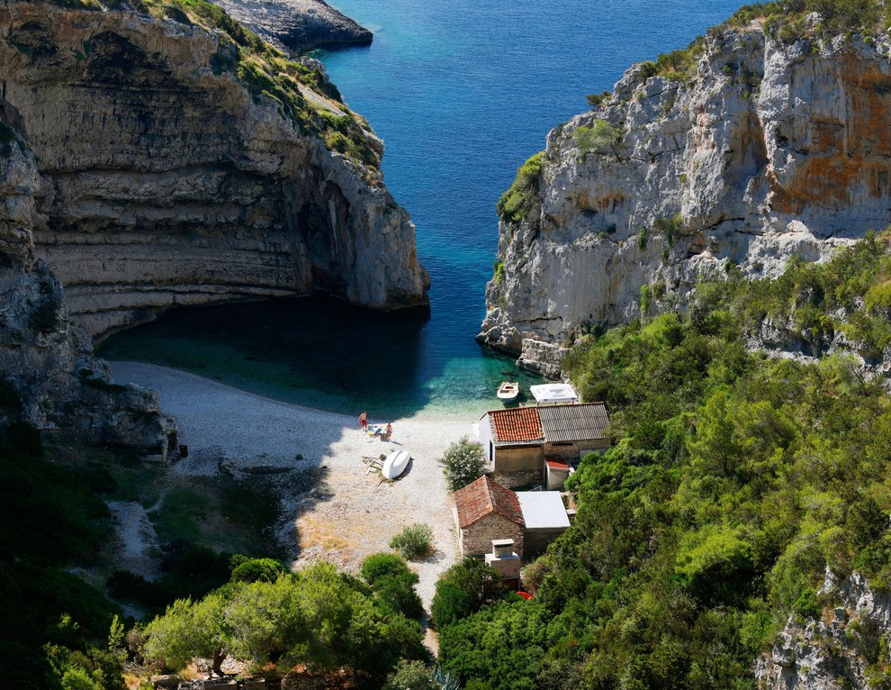 Stiniva, otok Vis, Hrvaška Stiniva je čudovit in unikaten majhen ozek zaliv na otoku Vis. Zaliv je obdan z visokimi …