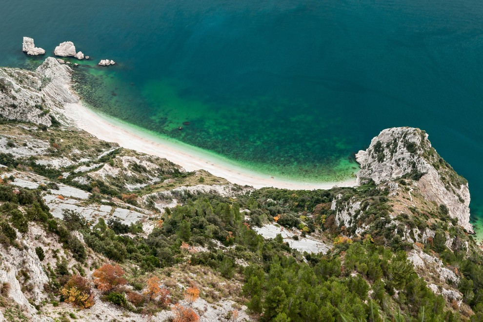 Spiaggia delle Due Sorelle, Marche, Italija Plaža dveh sester, ki se nahaja približno 20 kilometrov južno od Ancone, velja za …