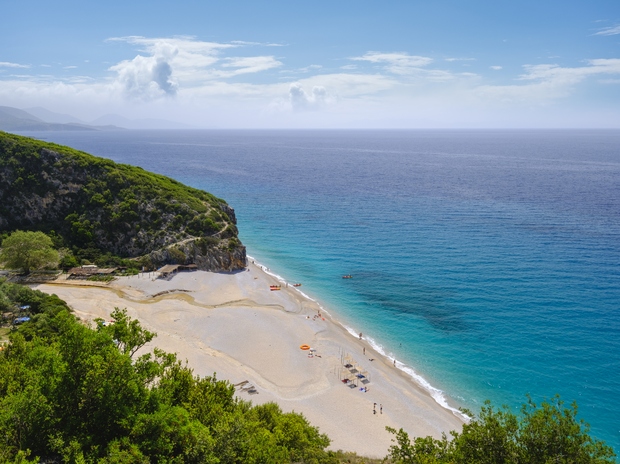 Plaža Gjipe, Dhermi, Albanija Plaža velja za najlepšo v Albaniji ter posledično tudi zelo obiskano. Nahaja se ob slikoviti vasici …