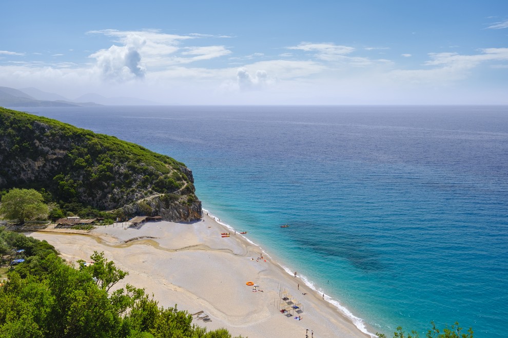 Plaža Gjipe, Dhermi, Albanija Plaža velja za najlepšo v Albaniji ter posledično tudi zelo obiskano. Nahaja se ob slikoviti vasici …