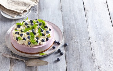 Osvežilna borovničeva chia puding torta brez pečenja (tudi veganska različica!)