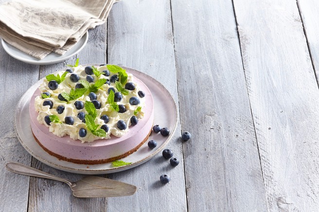 Osvežilna borovničeva chia puding torta brez pečenja (tudi veganska različica!)