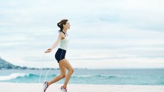 5 vaj za hiter (a naporen!) trening, ki ga lahko naredite v parku ali na plaži