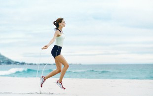 5 vaj za hiter (a naporen!) trening, ki ga lahko naredite v parku ali na plaži