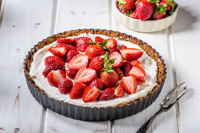 Veganski jagodni "cheesecake" (brez dodanega sladkorja)