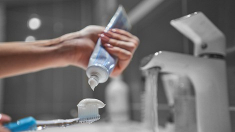 Gnusna dejstva o zobni ščetki, ki bodo za vedno spremenila vaš pogled na umivanje zob