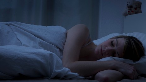 Tako preprost trik, ki poskrbi za boljši spanec – a tako pogosto spregledan