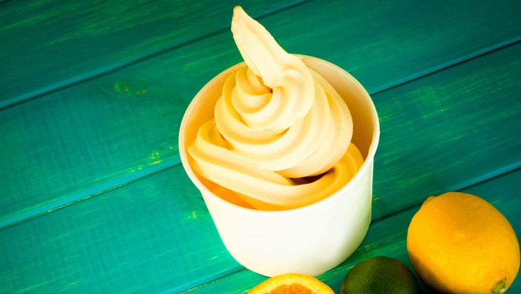 Osvežilen recept za vroče poletje: sadne skodelice "frozen yogurt" (foto: profimedia)