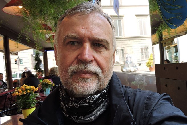 "Relativno mlada, izobražena gospa vstopi v ordinacijo brez zaščitne maske ..."
