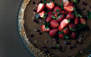 Recept za čokoholike: čokoladna torta z gozdnimi sadeži (brez pečenja in sladkorja)