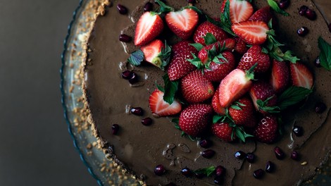 Recept za čokoholike: čokoladna torta z gozdnimi sadeži (brez pečenja in sladkorja)