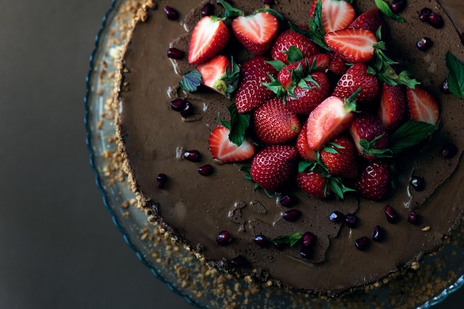 Recept za čokoholike: čokoladna torta z gozdnimi sadeži (brez pečenja in sladkorja)