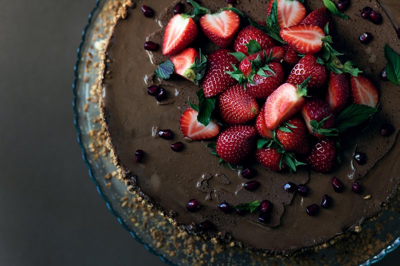 Recept za čokoholike: čokoladna torta z gozdnimi sadeži (brez pečenja in sladkorja) (foto: profimedia)