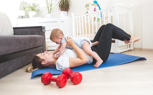 Poporodna vadba za mamice z dojenčki: zakaj si vzeti čas zanjo in katere vaje lahko mamica izvaja? (svetuje trenerka Tjaša)