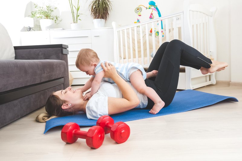 Poporodna vadba za mamice z dojenčki: zakaj si vzeti čas zanjo in katere vaje lahko mamica izvaja? (svetuje trenerka Tjaša) (foto: profimedia)