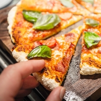 Lahko si jo privoščite brez slabe vesti: okusna pizza, ki vas bo nasitila in založila z beljakovinami (3 RECEPTI)