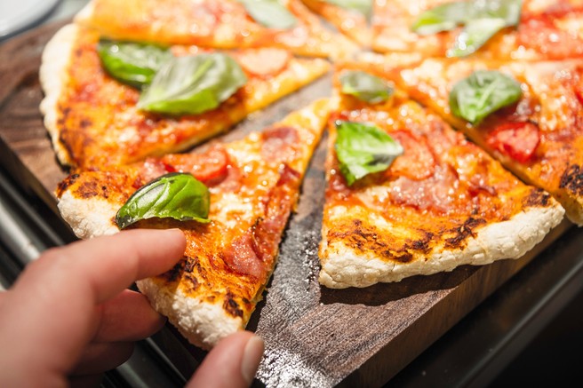 Razrezana pizza na deski.