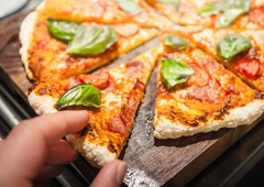 Lahko si jo privoščite brez slabe vesti: okusna pizza, ki vas bo nasitila in založila z beljakovinami (3 RECEPTI)