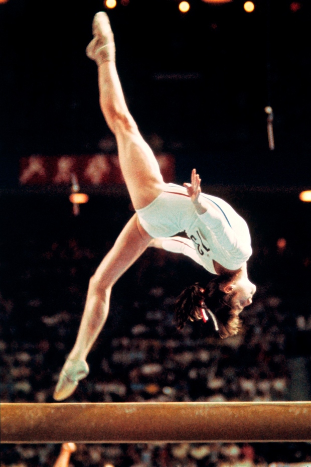Nadia Comaneci Fotografija Nadie Comaneci na gredi je uspela fotografu Neilu Leiferju na olimpijskih igrah v Montrealu leta 1976. Nadia …