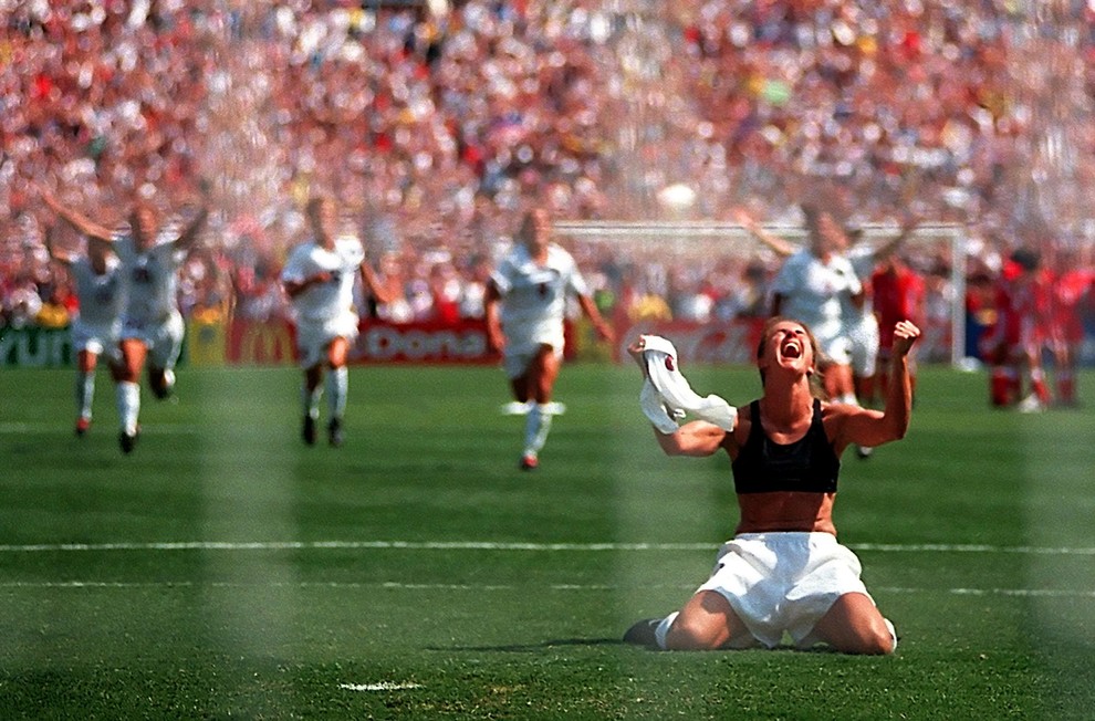 Brandi Chastain Torej, izbrali smo 8 ikoničnih športnih fotografij. Začenjamo s popolnim veseljem: Brandi Chastain ob odločilni zadeti enajstmetrovki v …