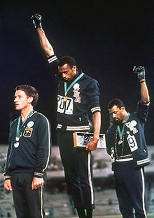 Tommie Smith in John Carlos Ameriška temnopolta sprinterja sta ob podelitvi medalj teka na 200 metrov na Olimpijskih igrah v …