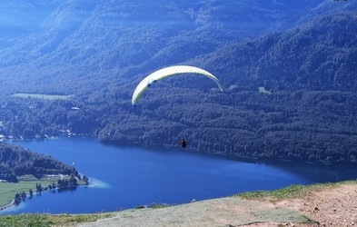 Vogar: najlepši razgled na Bohinjsko jezero, za 110 € pa lahko v tandemu odjadrate v dolino