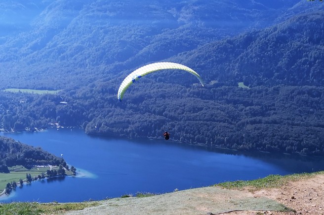 Vogar: najlepši razgled na Bohinjsko jezero, za 110 € pa lahko v tandemu odjadrate v dolino