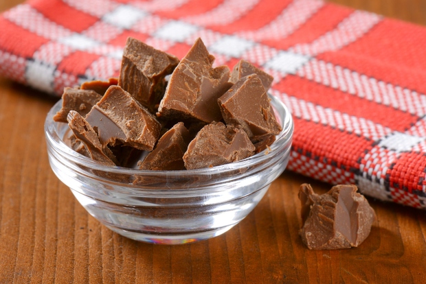ČOKOLADA Čokolada vsebuje kofein, seveda količina variira glede na vrsto čokolade. Ponavadi velja, višja je vsebnost kakava v čokoladi, večja …