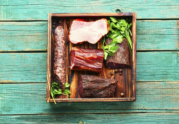 PREDELANI MESNI IZDELKI Predelani mesni izdelki vsebujejo tiramin. Aminokislino, ki preprečujejo spanje. Suhomesnim izdelkom, kot so klobase, salame, pršut …